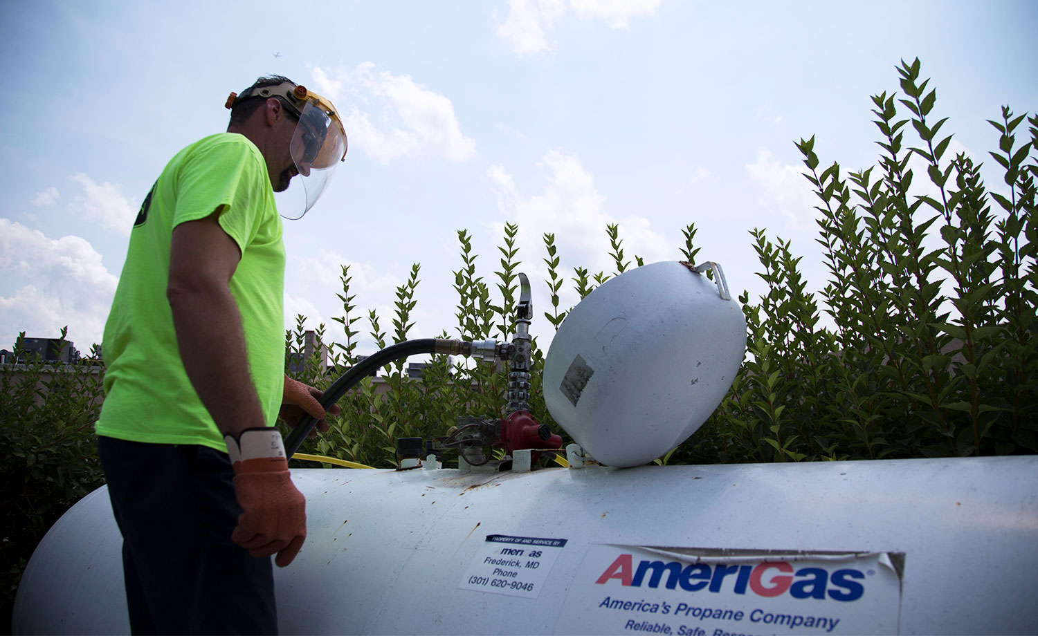 AmeriGas employee filling a 500 gallon propane tank