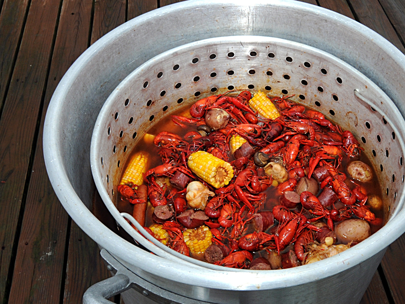 unexpected-grilling-recipes-crawfish-boil