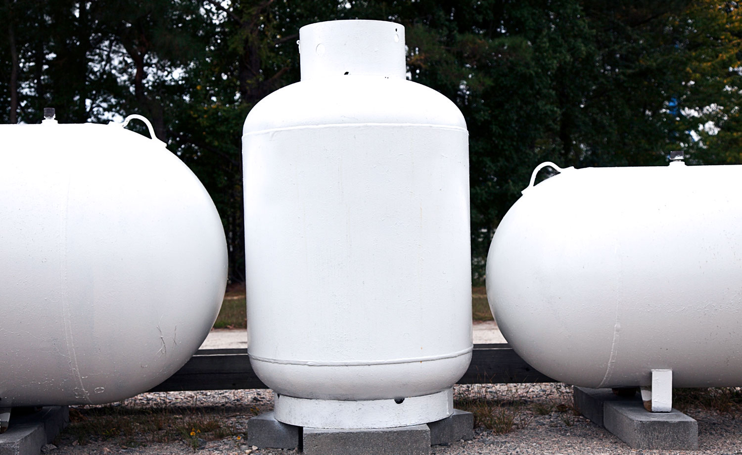 Large 400 Pound Propane Tank in the Yard of a Rural Home Stock Image -  Image of natural, fuel: 186252141